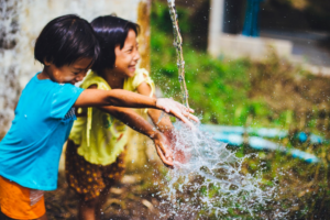 Abigail Keenan girls w water, Unsplash